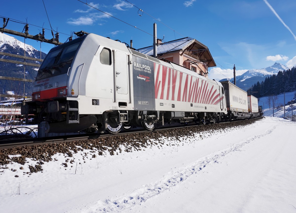 186 284-6 am Zugschluss vom Ekol-Zug auf der Fahrt in Richtung Trieste, am 12.2.2016, bei einem außerplanmäßigen Betriebsaufenthalt in Angertal. Zuglok war 189 903-8 der RTC.
