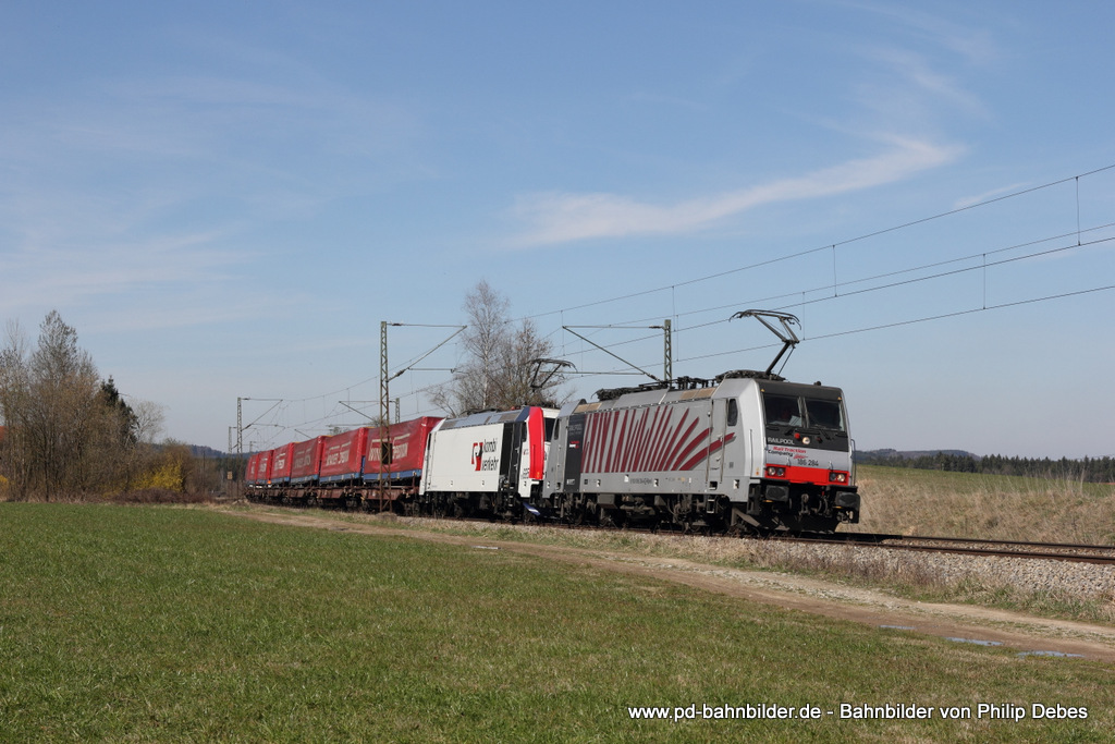 186 284-6 (Lokomotion) und 185 665-7 mit einem Sattelaufliegerzug in Ostermünchen, 27. März 2014