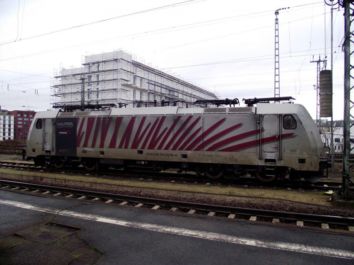 186 284 von Railpool/Lokomotion steht am 15.12.13 in Frankfurt am Main Ost vom Bahnsteig aus fotografiert 