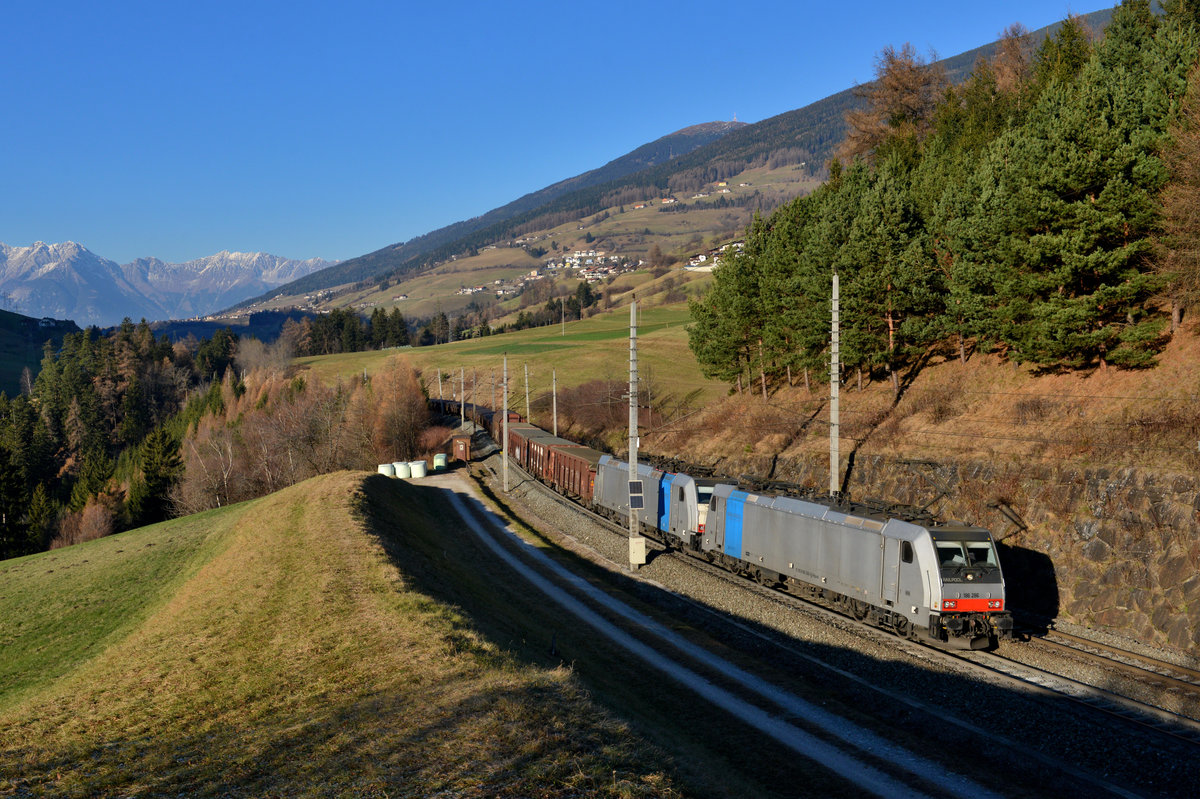 186 286 * 186 251 mit DGS 44131 am 03.12.2016 bei Matrei am Brenner. 