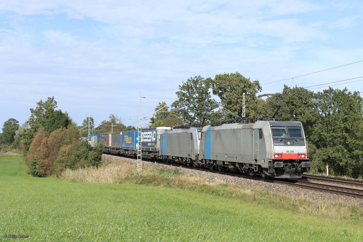186 286-1 und 186 259-8 (Railpool / Lokomotion) mit einem Güterzug in Hilperting, 12. Oktober 2023