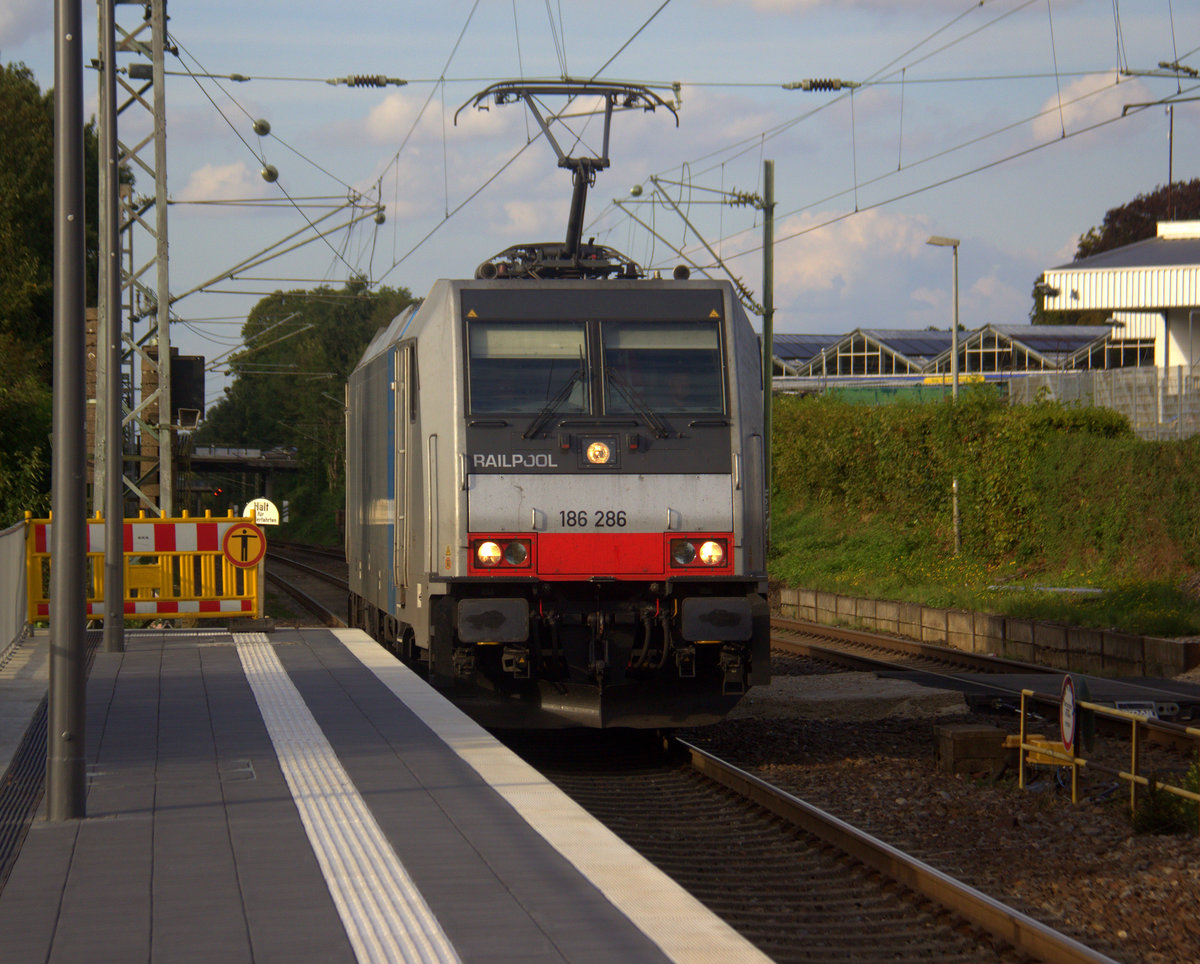 186 286-1 von Railpool kommt als Lokzug aus Krefeld-Hbf nach Aachen-West nd fährt die Kohlscheider-Rampe hoch aus Richtung Herzogenrath und fährt durch Kohlscheid in Richtung Richterich,Laurensberg,Aachen-West. 
Aufgenommen von Bahnsteig 2 in Kohlscheid. 
Bei Sonne und Wolken am Abend vom 9.9.2019.