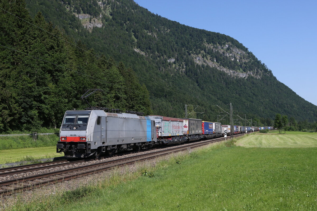 186 286 war am 14. Juni 2023 mit einem  KLV  auf dem Weg nach Kufstein. Aufgenommen bei Niederaudorf im Inntal. 