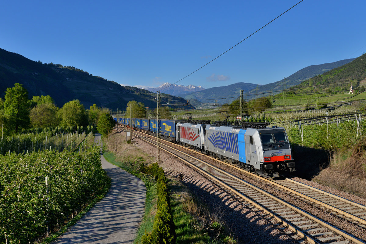 186 287 + 186 282 mit DGS 43115 am 20.04.2017 bei Albes. 