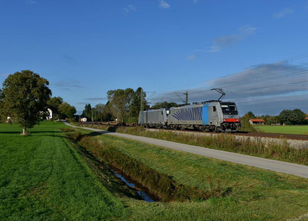 186 287 + 186 288 mit einem fast leeren Containerzug am 13.10.2013 bei �bersee.