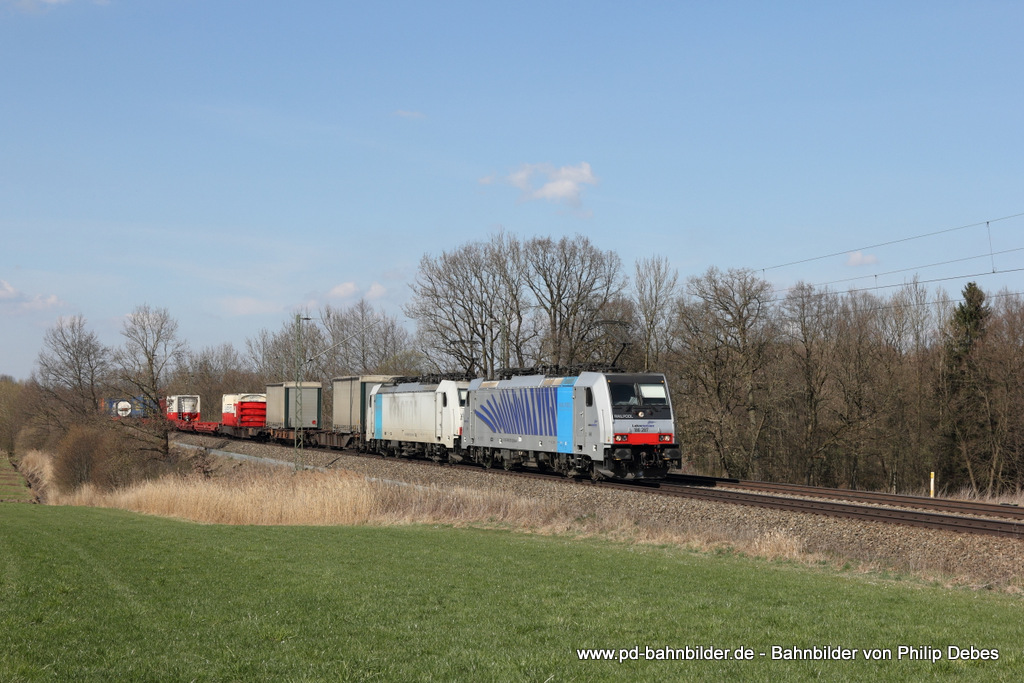 186 287-9 (Lokomotion) und 186 139-2 mit einem Güterzug in Hilperting, 27. März 2014