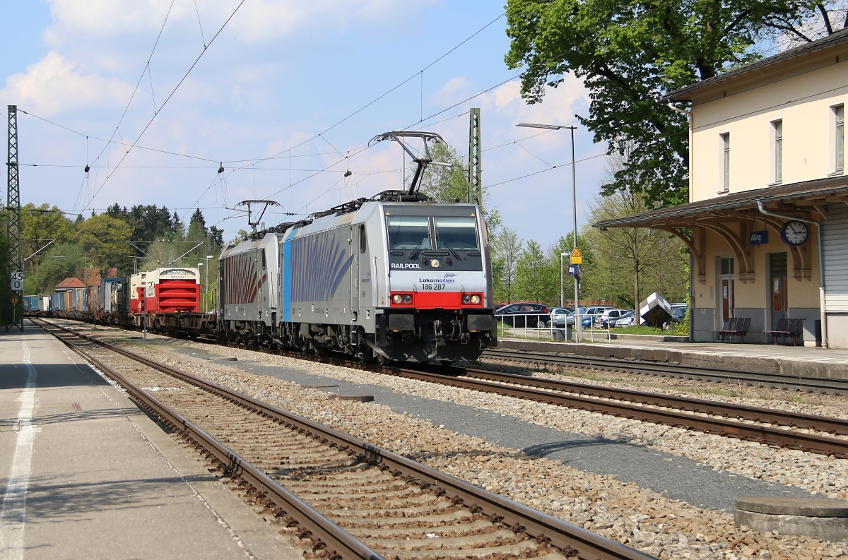 186 287 in Doppeltraktion mit 186 281 und KLV-Zug in Fahrtrichtung Rosenheim. Aufgenommen am 24.04.2014 in Aßling.