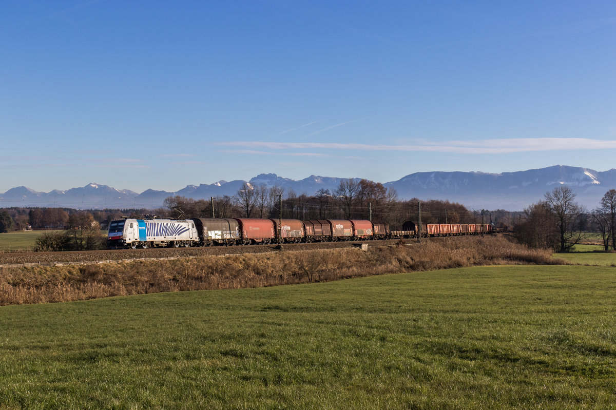 186 287 von Lokomotion fährt mit einem Schrottzug bei Großkarolinenfeld in Richtung München, aufgenommen am 13. Dezember 2016.