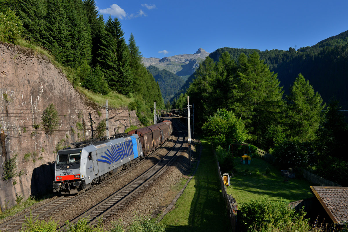 186 287 mit DGS 44130 am 20.07.2016 bei Gries am Brenner.