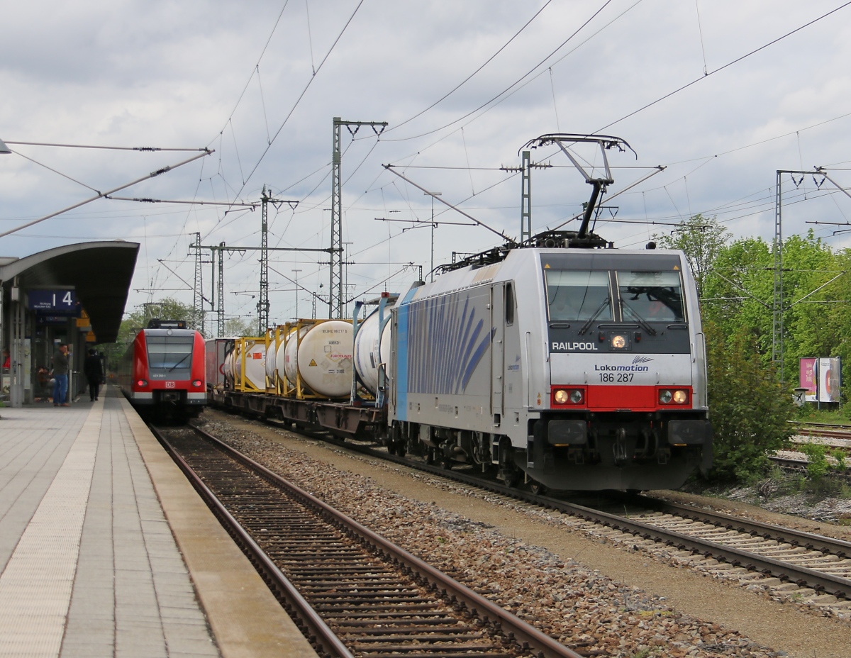 186 287 mit KLV Zug. Aufgenommen in München-Trudering am 04.05.2015.