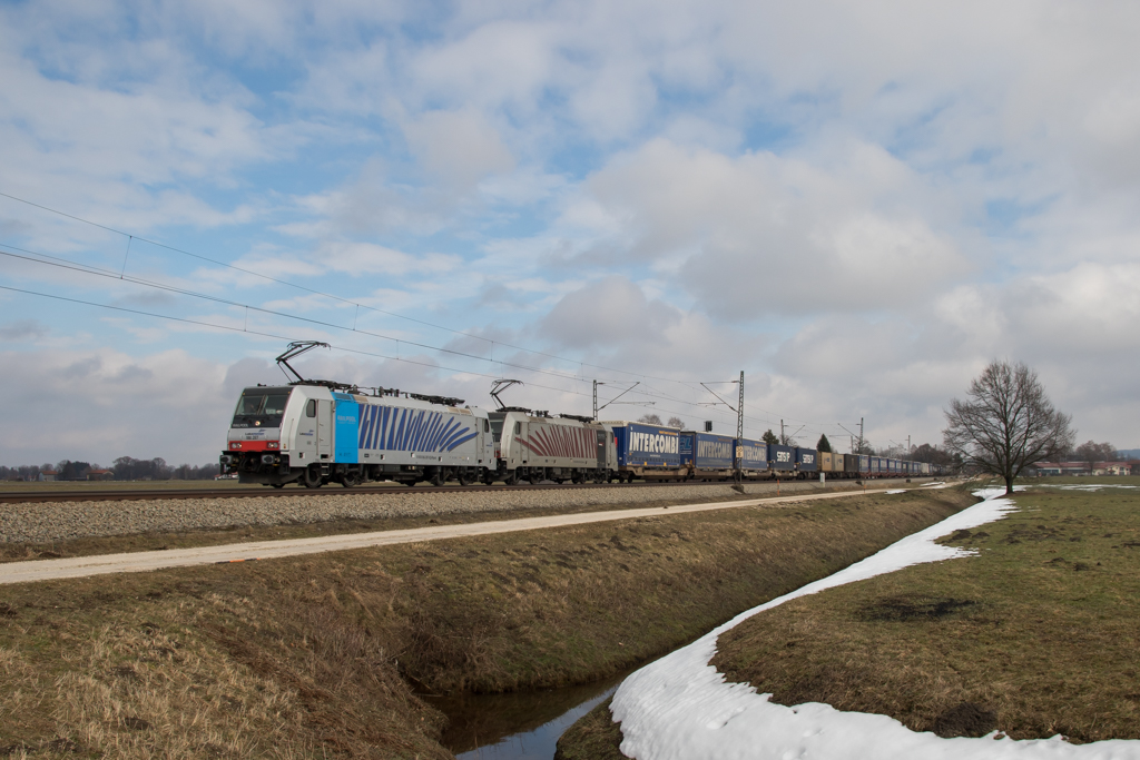 186 287 und eine Schwestermaschine befördern den Intercombi / Samskip in Richtung München, aufgenommen am 28. Februar 2015 bei Übersee.