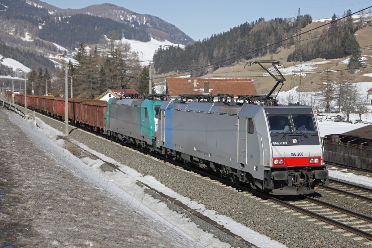 186 288 + 186 247 mit Güterzug bei Steinach in Tirol am 13.02.2015.