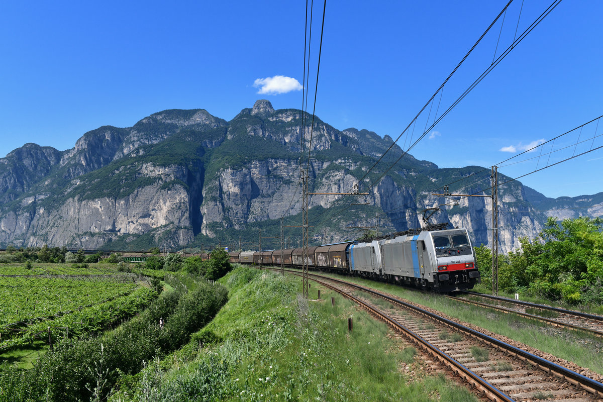 186 288 + 186 287 mit GAG 49839 am 23.06.2018 bei San Michele all'Adige.
