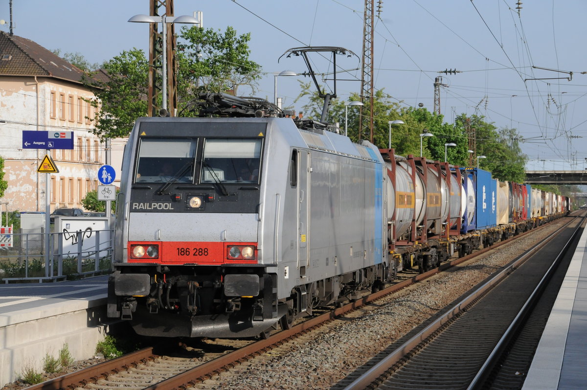 186 288 von Railpool mit einem Containerzug am 24.04.2020 um 19:40 Uhr bei der Durchfahrt in Mannheim-Rheinau. 