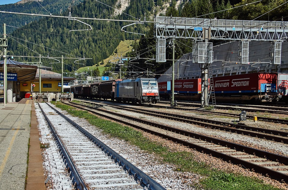 186 288 -RAILPOOL- steht mit einen gemischten Güterzug von Kufstein komment im Bhf.Brenner gesehen am 28.09.16.