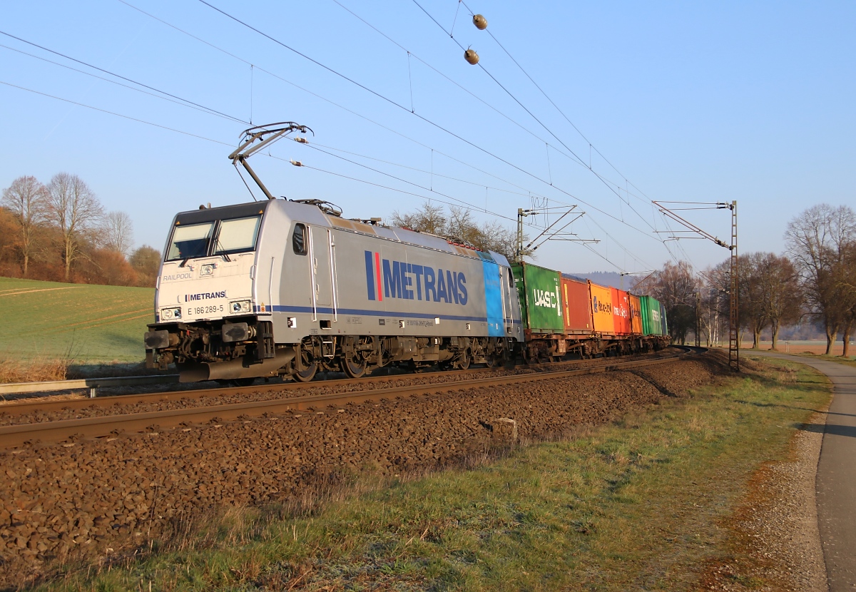 186 289-5 für Metrans mit Containerzug in Fahrtrichtung Süden. Aufgenommen bei Niederhone am 13.03.2014.