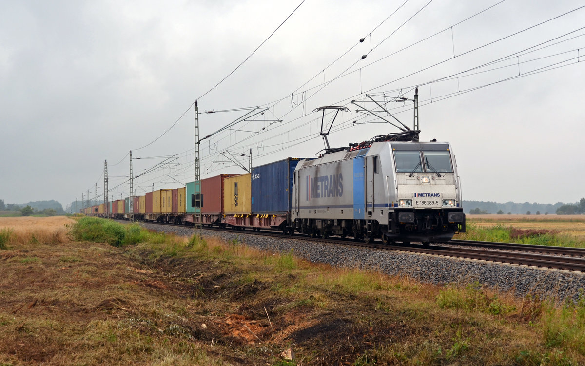 186 289 der Metrans zog am 17.07.16 einen Containerzug bei Beyern Richtung Falkenberg/Elster.