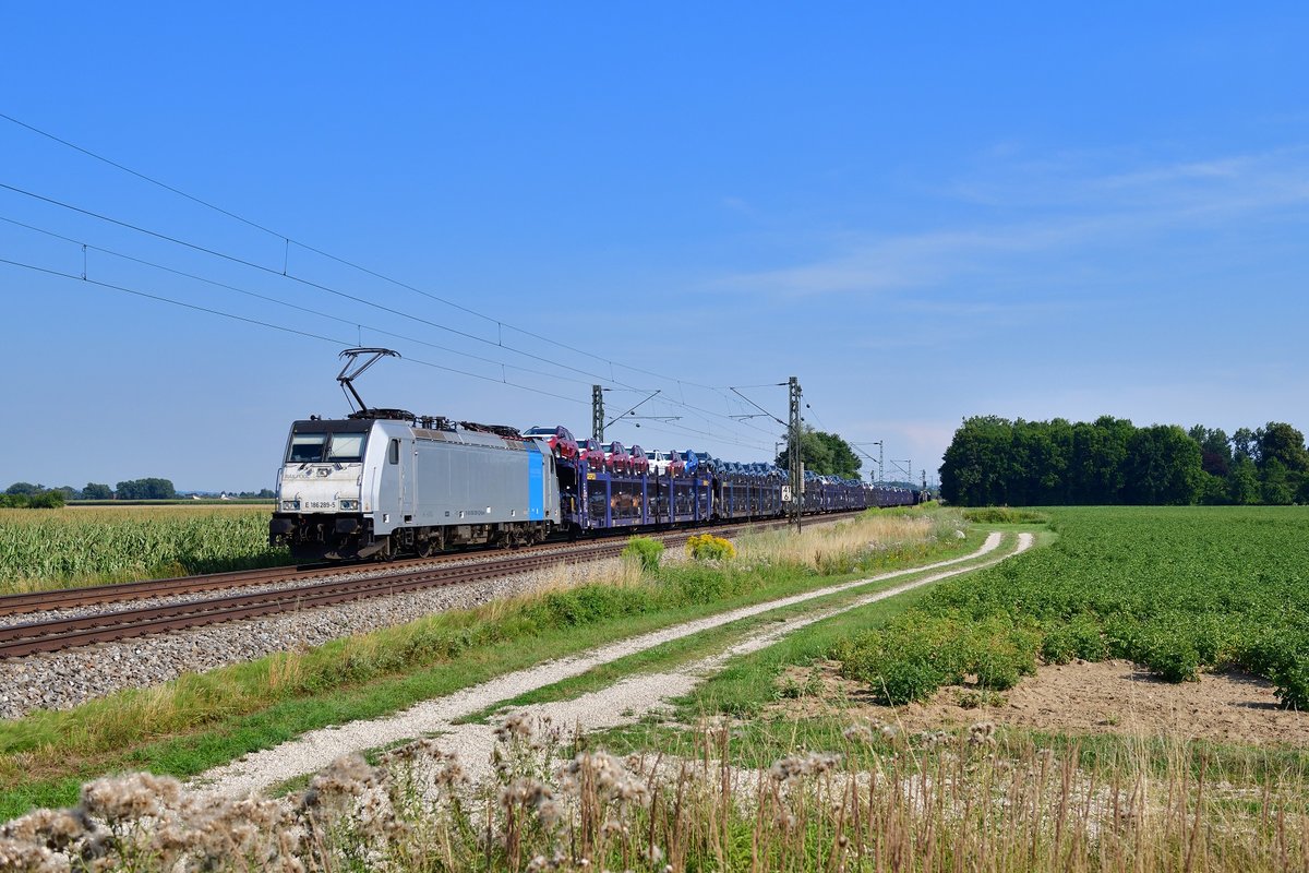 186 289 mit einem Autozug am 25.07.2019 bei Langenisarhofen. 