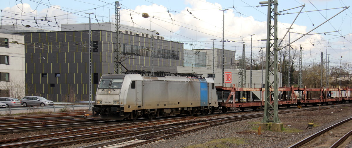 186 291-1 von Lineas/Railpool kommt aus Richtung Montzen/Belgien mit einem Autoleerzug aus Zeebrugge-Ramskapelle(B) nach Aachen-West(D) und fährt in Aachen-West ein. Aufgenommen vom Bahnsteig in Aachen-West. 
Bei Sonne und Wolken am Nachmittag vom 19.3.2019.