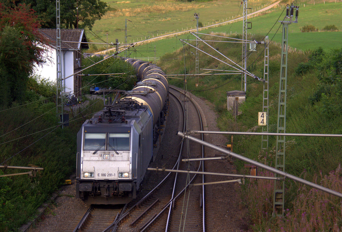 186 291-1  von Lineas/Railpool kommt die Gemmenicher-Rampe hochgefahren aus Aachen-West mit einem langen Kesselzug aus Ludwigshafen-BASF nach Antwerpen-BASF(B) und fährt gleich in den Gemmenicher-Tunnel hinein und fährt in Richtung Montzen/Vise(B). 
Aufgenommen in Reinartzkehl an der Montzenroute. 
Am Abend vom 31.8.2018.