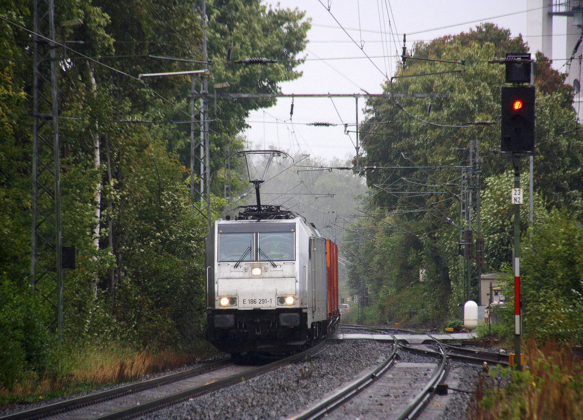 186 291-1 von Railpool kommt aus Richtung Mönchengladbach-Hbf,Rheydt-Hbf,Wickrath,Beckrath,Herrath,Erkelenz,Baal,Hückelhoven-Baal,Brachelen,Lindern,Süggerath mit einem  englischer Triebwagen aus Wegberg-Wildenrath(D) nach Aachen-West und fährt durch Geilenkirchen in Richtung Frelenberg,Zweibrüggen,Übach-Palenberg,Rimburg,Finkenrath,Hofstadt,Herzogenrath, Kohlscheid,Richterich,Laurensberg,Aachen-West. 
Aufgenommen vom Bahnsteig 2 in Geilenkirchen. 
Bei Regenwetter am Nachmittag vom 14.9.2017.