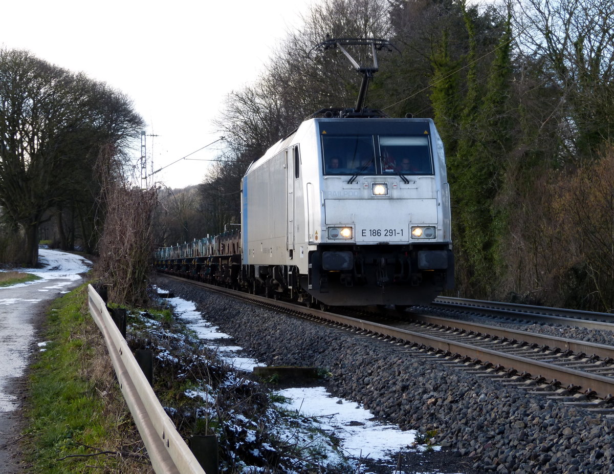 186 291-1 von Railpool kommt die Gemmenicher-Rampe herunter nach Aachen-West mit einem Coilleerzug aus Genk-Goederen(B) nach Köln-Eifeltor(D). Aufgenommen an der Gemmenicher-Rampe am Gemmenicher-Weg an der Montzenroute. 
Bei Sonnenschein und Schnee am Kalten Vormittag vom 12.2.2018.