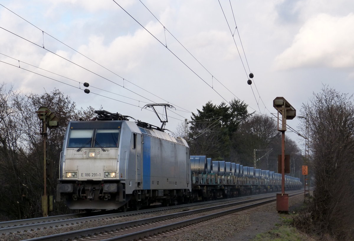 186 291-1 von Railpool  kommt mit viel Sand die Gemmenicher-Rampe hoch mit einem schweren-Coilzug aus Köln-Eifeltor(D) nach Genk-Goederen(B) und fährt in Richtung Gemmenicher-Tunnel,Botzelaer(B),Gemmenich(B),Nouvelaer(B),Moresnet(B),Moresnet-Chapelle(B),Montzen(B). Aufgenommen an der Gemmenicher-Rampe am Gemmenicher-Weg an der Montzenroute.
Bei Sonne und Wolken am Kalten Nachmittag vom 12.2.2018.