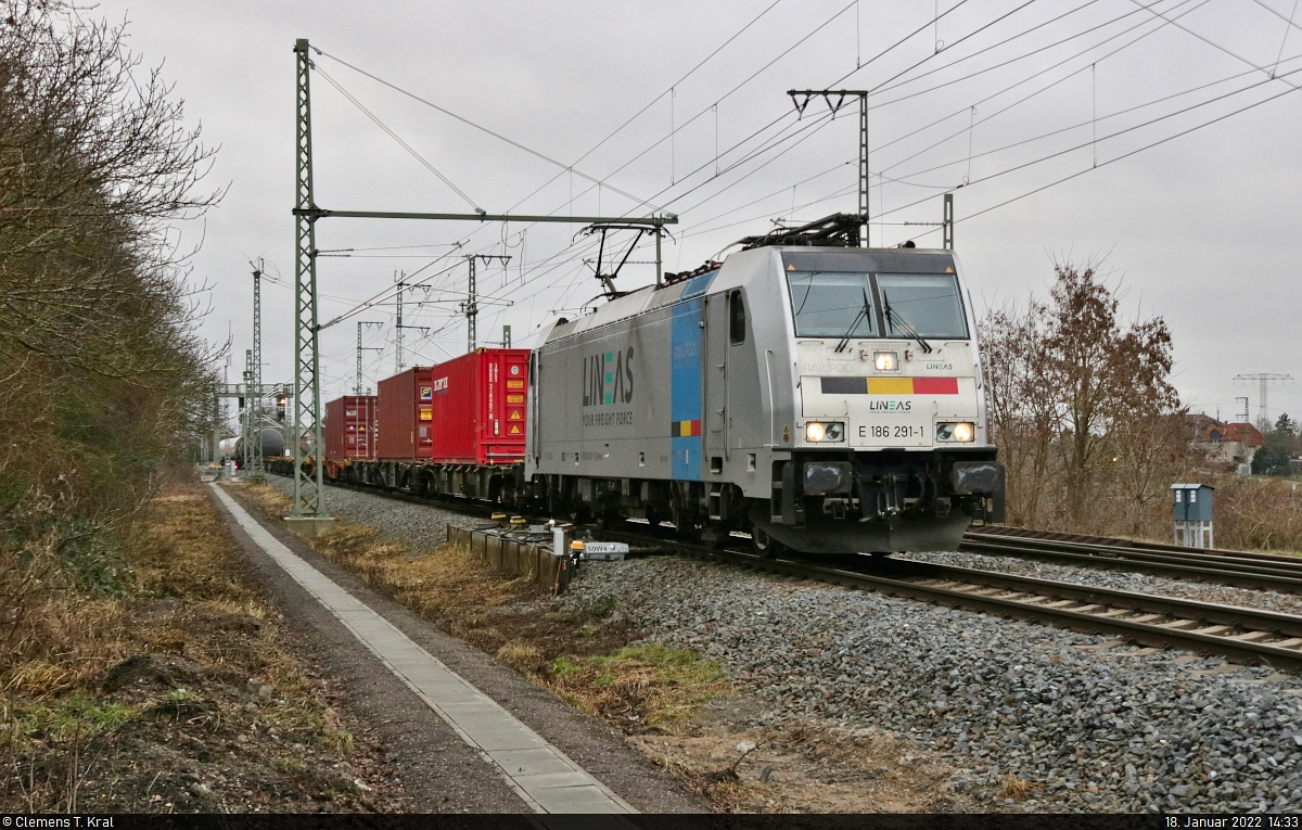 186 291-1 zieht Container und Kesselwagen von den Buna-Werken über Angersdorf Richtung Halle (Saale).

🧰 Railpool GmbH, vermietet an Lineas Group nv/sa
🕓 18.1.2022 | 14:33 Uhr
