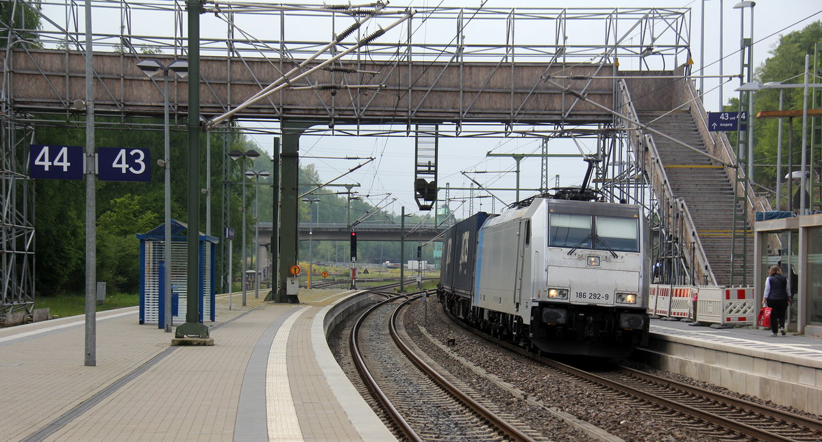 186 292-9 von Crossrail kommt mit einem GTS-Containerzug aus Zeebrugge-Ramskapelle(B) nach Piacenza(I) und kommt aus Richtung Aachen-West,Aachen-Schanz,Aachen-Hbf,Aachen-Rothe-Erde,Eilendorf und fährt durch Stolberg-Hbf(Rheinland) in Richtung Eschweiler-Hbf,Langerwehe,Düren,Merzenich,Buir,Horrem,Kerpen-Köln-Ehrenfeld,Köln-West,Köln-Süd. Aufgenommen vom Bahnsteig 43 von Stolberg-Rheinland-Hbf.
Bei Sonne und Regenwolken am Mittag vom 11.5.2019.