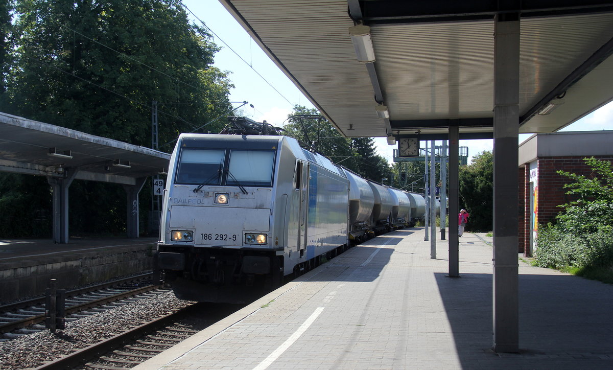 186 292-9 von Crossrail kommt mit einem Silozug aus Antwerpen-Noord(B) nach Buna-Werke(D)  und fährt durch Rheydt-Hbf und fährt in Richtung Mönchengladbach-Hbf.
Aufgenommen vom Bahnsteig 3 in Rheydt-Hbf. 
Bei Sommerwetter am Vormittag vom 14.8.2019.