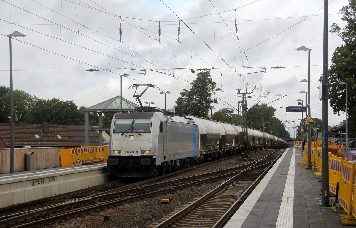 186 292-9 von Crossrail kommt mit einem langen Silozug durch Kohlscheid aus Buna-Werke(D) nach Antwerpen-Noord(B) und fährt die Kohlscheider-Rampe hoch nach Aachen-West. 
Aufgenommen vom Bahnsteig 1 in Kohlscheid.
Bei Regenwolken am Mittag vom 15.8.2019.