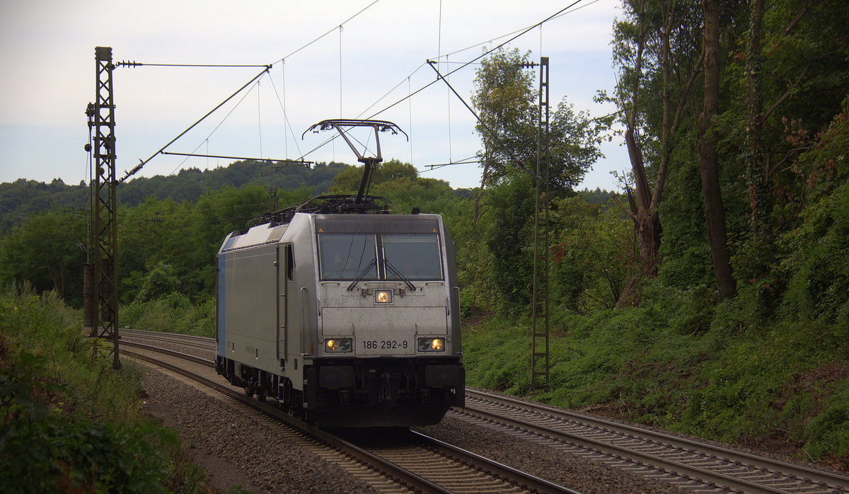 186 292-9  von Lineas/Railpool kommt als Lokzug aus Belgien nach Aachen-West und fährt die Gemmenicher-Rampe herunter nach Aachen-West. 
Aufgenommen an der Gemmenicher-Rampe am Gemmenicher-Weg auf dem Montzenroute. 
Bei Wolken am Mittag vom 1.8.2018.