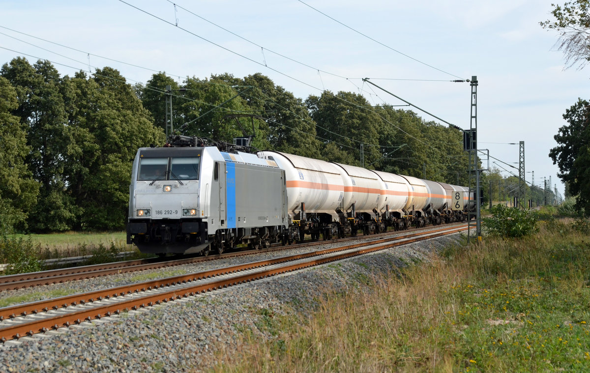 186 292 führte für ihren Mieter RTB am 26.09.18 einen Kesselwagenzug durch Jütrichau Richtung Magdeburg.