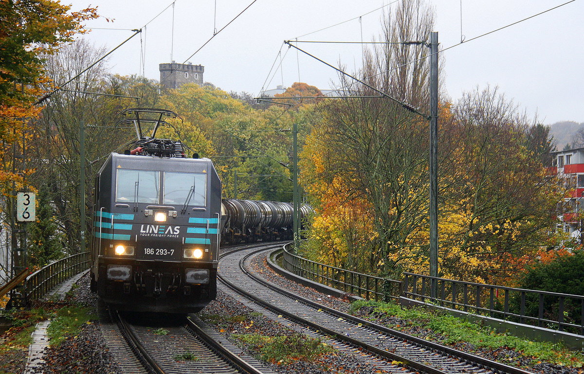 186 293-7 von Lineas und die Cobra 2843 und fahren durch Aachen-Schanz mit einem langen Kesselzug aus Antwerpen-BASF(B) nach Ludwigshafen-BASF(D) und kommen aus Richtung Aachen-West in Richtung Aachen-Hbf,Aachen-Rothe-Erde,Stolberg-Hbf(Rheinland)Eschweiler-Hbf,Langerwehe,Düren,Merzenich,Buir,Horrem,Kerpen-Köln-Ehrenfeld,Köln-West,Köln-Süd. Aufgenommen vom Bahnsteig von Aachen-Schanz. 
Bei Regenwetter am Morgen vom 10.11.2017. 