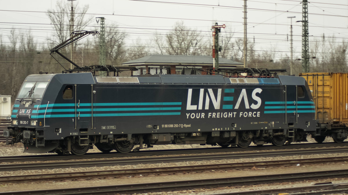 186 293-7 von Lineas durchfährt den Rangierbahnhof Weil nach Muttenz.
Weil a. R. 09.02.18