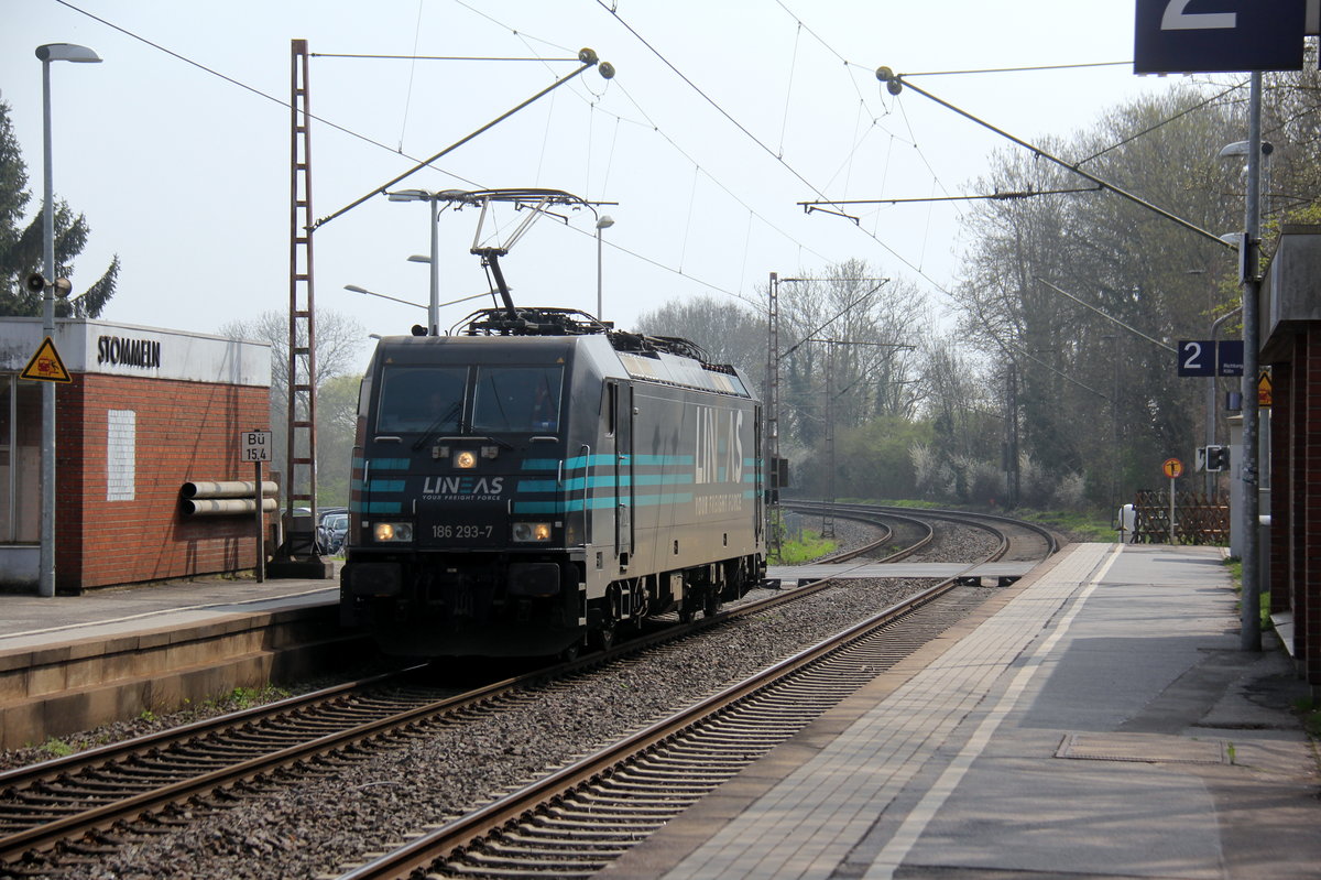 186 293-7 von Lineas  kommt als Lokzug aus Köln-Gremberg(D) nach Venlo(NL) und kommt aus Richtung Köln,Pulheim und fährt durch Stommeln in Richtung Rommerskirchen,Grevenbroich,Gubberath,Jüchen,Rheydt,Mönchengladbach. Aufgenommen vom Bahnsteig 2 in Stommeln. 
Bei schönem Frühlingswetter am Nachmittag vom 14.4.2018.