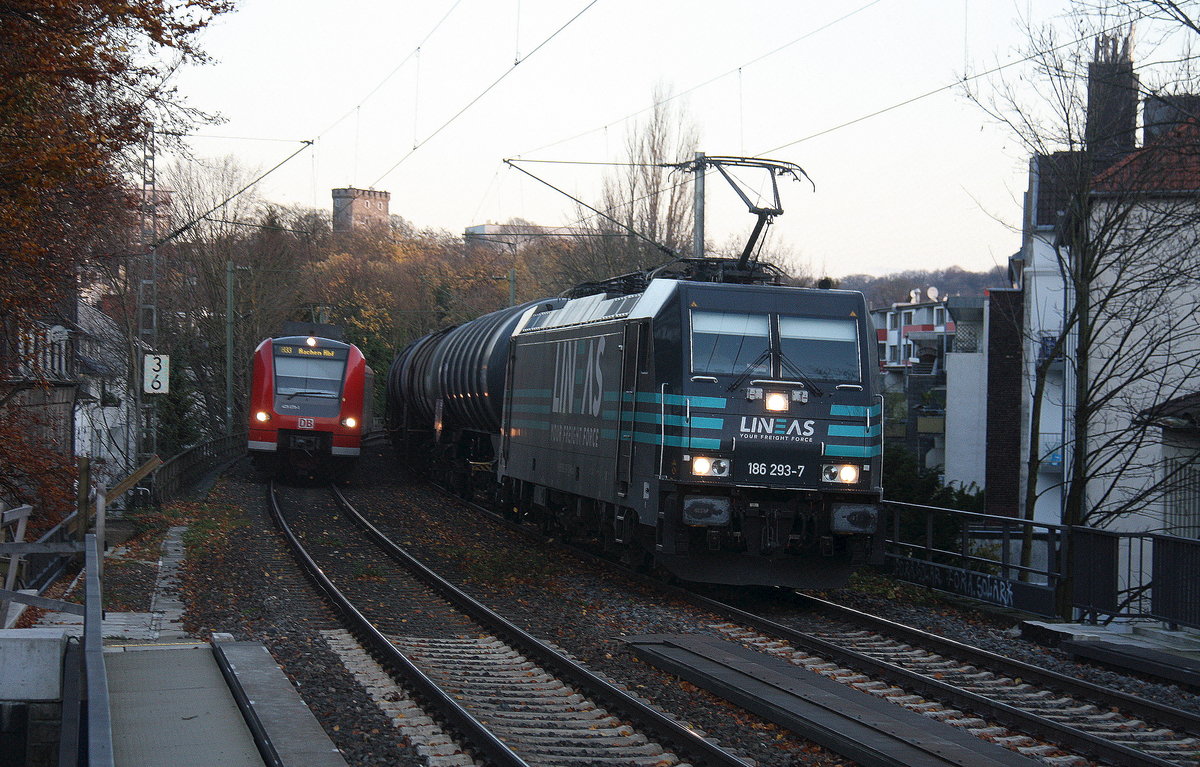 186 293-7 von Lineas  kommt aus Richtung Aachen-West auf dem falschen Gleis mit einem Kesselzug aus Antwerpen-BASF(B) nach Ludwigshafen-BASF(D) und fährt durch Aachen-Schanz in Richtung Aachen-Hbf,Aachen-Rothe-Erde,Stolberg-Hbf(Rheinland)Eschweiler-Hbf,Langerwehe,Düren,Merzenich,Buir,Horrem,Kerpen-Köln-Ehrenfeld,Köln-West,Köln-Süd.
Aufgenommen vom Bahnsteig von Aachen-Schanz. 
Am Morgen vom 23.11.2017.