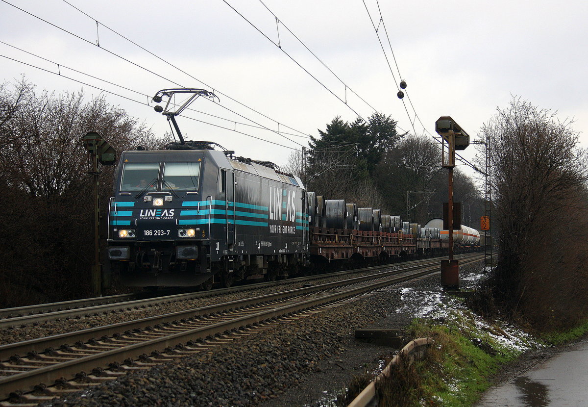 186 293-7 von Lineas  kommt aus Richtung Aachen-West und fährt die Gemmenicher-Rampe hoch mit einem gemischten Güterzug aus Köln-Gremberg(D) nach Antwerpen-Noord(B) und fährt in Richtung Montzen/Belgien. 
Aufgenommen an der Montzenroute am Gemmenicher-Weg. 
Am Kalten Vormittag vom 28.12.2017. 