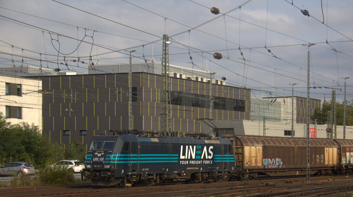 186 293-7 von Lineas kommt aus Richtung Köln,Aachen-Hbf mit einem langen Papierzug aus Köln-Gremberg nach Zeebrugge(B) und fährt in Aachen-West ein. 
Aufgenommen vom Bahnsteig in Aachen-West.
Am Nachmittag vom 13.9.2019.