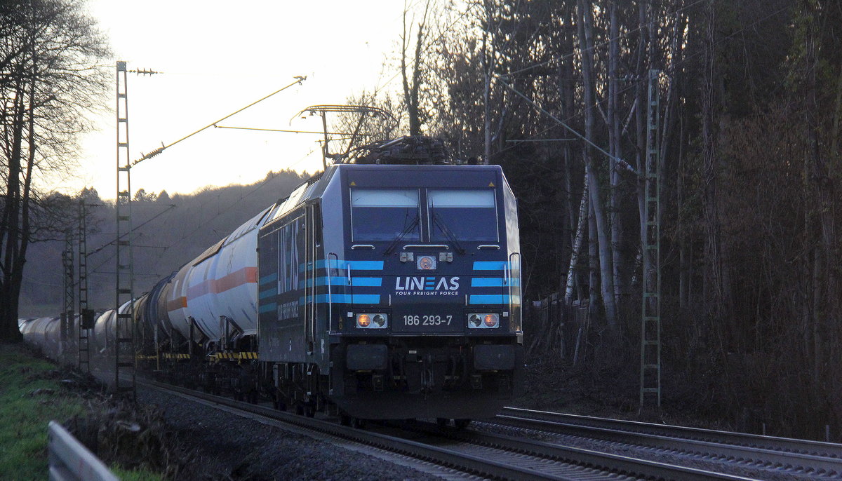 186 293-7 von Lineas kommt die Gemmenicher-Rampe herunter nach Aachen-West mit einem langen Kesselzug aus Antwerpen-BASF nach Ludwigshafen-BASF(D). 
Aufgenommen an der Montzenroute am Gemmenicher-Weg.
In der Abendstimmung am Abend vom 25.2.2019.
