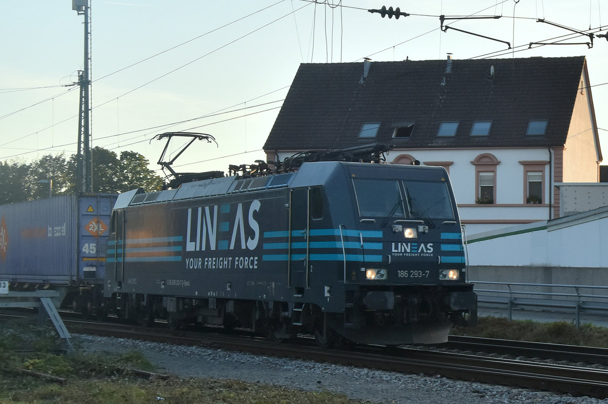 186 293-7 von LINEAS kommt mit einem Containerzug durch Heddesheim/Hirschberg gen Weinheim am Abend des Sonntag den 15.9.2019