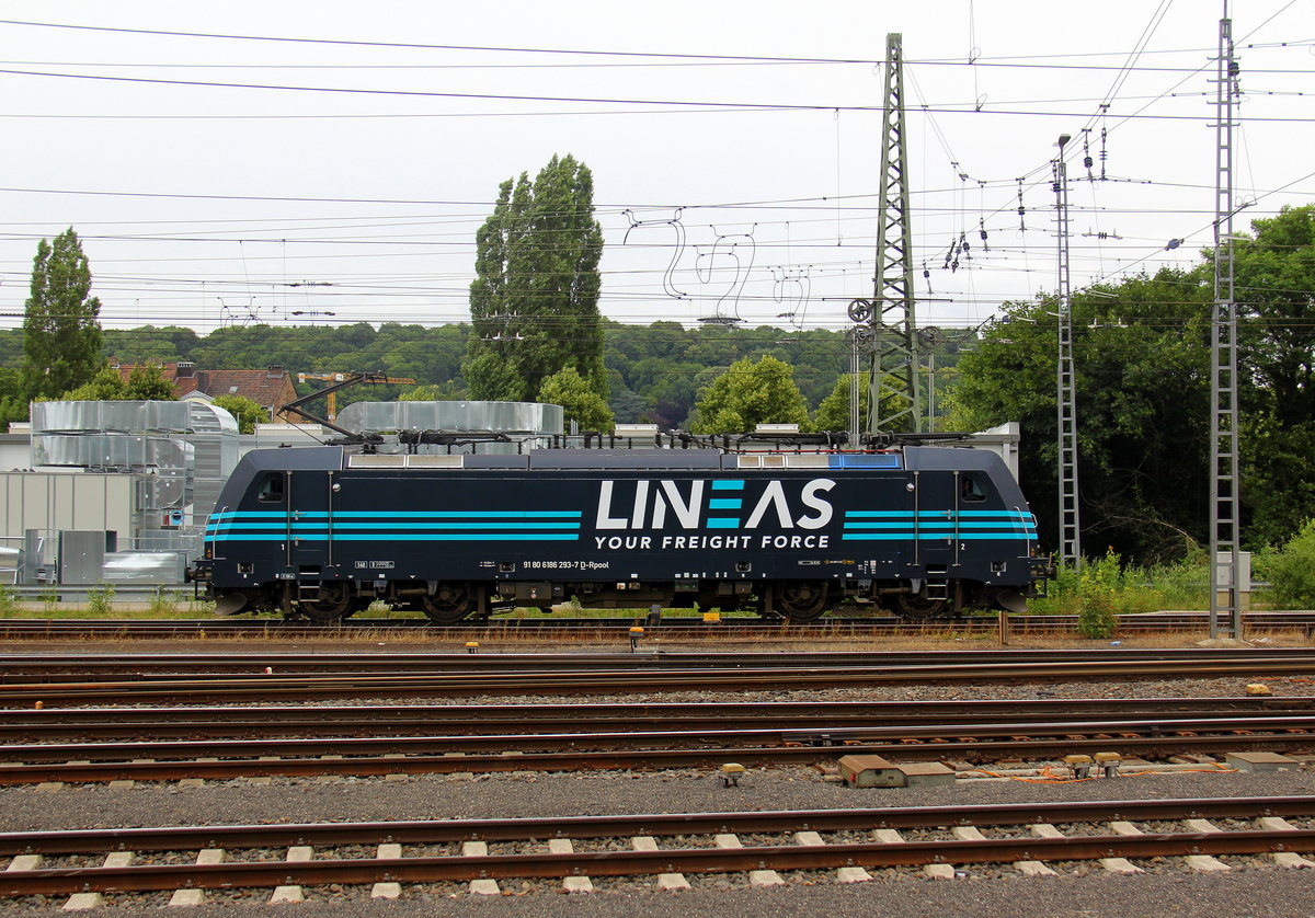 186 293-7 von Lineas rangiert in Aachen-West. Aufgenommen vom Bahnsteig in Aachen-West. Bei Sonnenschein und Regenwolken am Nachmittag vom 17.6.2018.