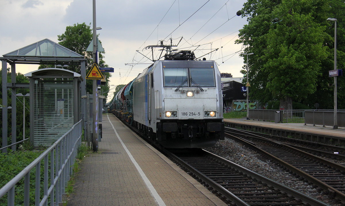 186 294-5 von Railpool kommt die Kohlscheider-Rampe hoch aus Richtung Mönchengladbach,Herzogenrath mit einem Kalkleerzug aus Oberhausen-West(D) nach Hermalle-Huy(B) und fährt durch Kohlscheid in Richtung Richterich,Laurensberg,Aachen-West. Aufgenommen von Bahnsteig 2 in Kohlscheid. 
Bei Regenwolken am Nachmittag vom 10.5.2018.