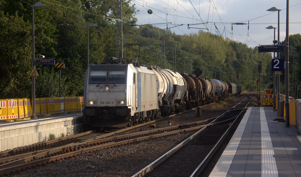 186 294-5 von Railpool/Lineas kommt als umleiter aus Richtung Aachen-Wes,Laurensberg,Richterich mit einem gemischten Güterzug aus Antwerpen-Noord(B) nach Köln-Gremberg(D) und fährt durch Kohlscheid in Richtung Herzogenrath,Mönchengladbach. 
Aufgenommen von Bahnsteig 2  in Kohlscheid. 
Bei Sonne und Regenwolken am Abend vom 7.9.2019.
