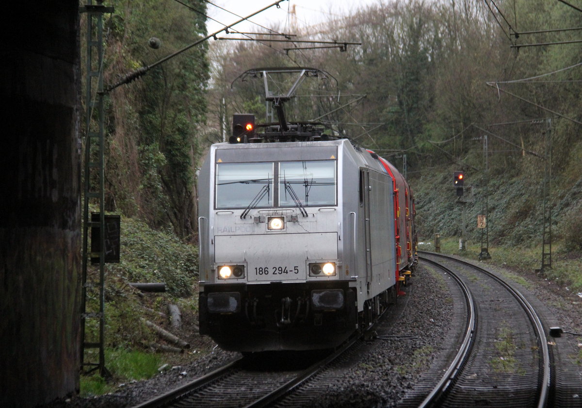 186 294-5 von Railpool/Lineas kommt aus Richtung Köln,Aachen-Hbf und fährt durch Aachen-Schanz mit einem Güterzug aus Köln-Gremberg(D) nach Antwerpen-Noord(B) und fährt in Richtung Aachen-West. Aufgenommen vom Bahnsteig von Aachen-Schanz. 
Am Morgen vom 3.4.2019.