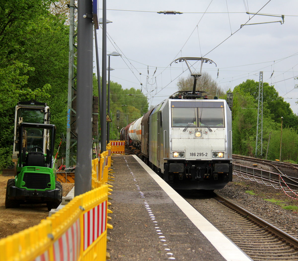 186 295-2 von Lineas/Railpool kommt als umleiter aus Richtung Aachen-Wes,Laurensberg,Richterich mit einem gemischten Güterzug aus Antwerpen-Noord(B) nach Köln-Gremberg(D) und fährt durch Kohlscheid in Richtung Herzogenrath,Mönchengladbach. 
Aufgenommen von Bahnsteig 1 in Kohlscheid. 
Am 25.4.2019.  