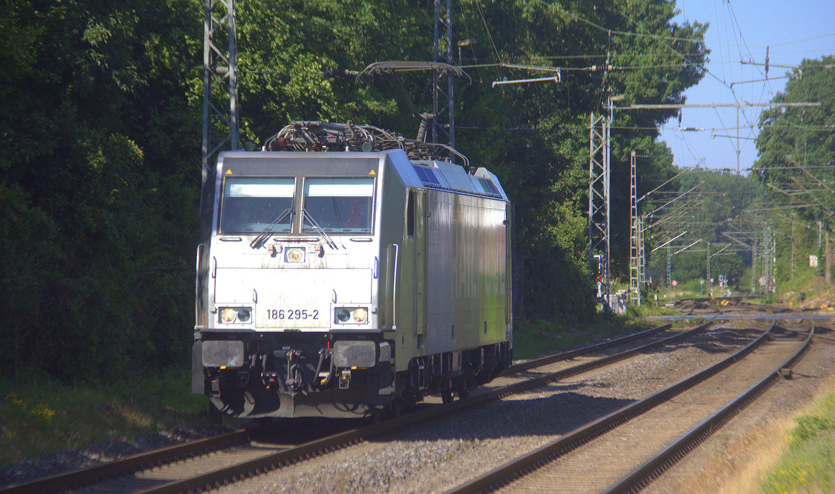 186 295-2 von Lineas/Railpool kommt als Lokzug aus Gelsenkirchen-Bismarck(D) nach Aachen-West(D) und kommt aus Richtung Mönchengladbach-Hbf,Rheydt-Hbf,Wickrath,Beckrath,Herrath,Erkelenz,Baal,Hückelhoven-Baal,Brachelen,Lindern,Süggerath und fährt durch Geilenkirchen in Richtung Frelenberg,Zweibrüggen,Übach-Palenberg,Rimburg,Finkenrath,Hofstadt,Herzogenrath, Kohlscheid,Richterich,Laurensberg,Aachen-West. 
Aufgenommen vom Bahnsteig 2 in Geilenkirchen. 
Bei Sommerwetter am Nachmittag vom 27.6.2019.