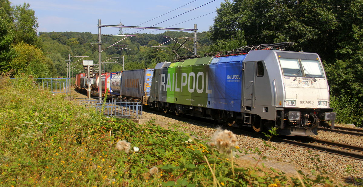 186 295-2 von Lineas/Railpool kommt aus Richtung Deutschland mit einem Containerzug aus                         Gallarate(I) nach Antwerpen-Oorderen(B) und kommt aus Richtung Deutschland und fährt durch Gemmenich/Botzelaer(B) in Richtung Montzen(B). 
Aufgenomen bei Gemmenich/Botzelaer(B) von einem Weg an der Montzenroute. 
Bei Sommerwetter am Nachmittag vom 25.8.2019.