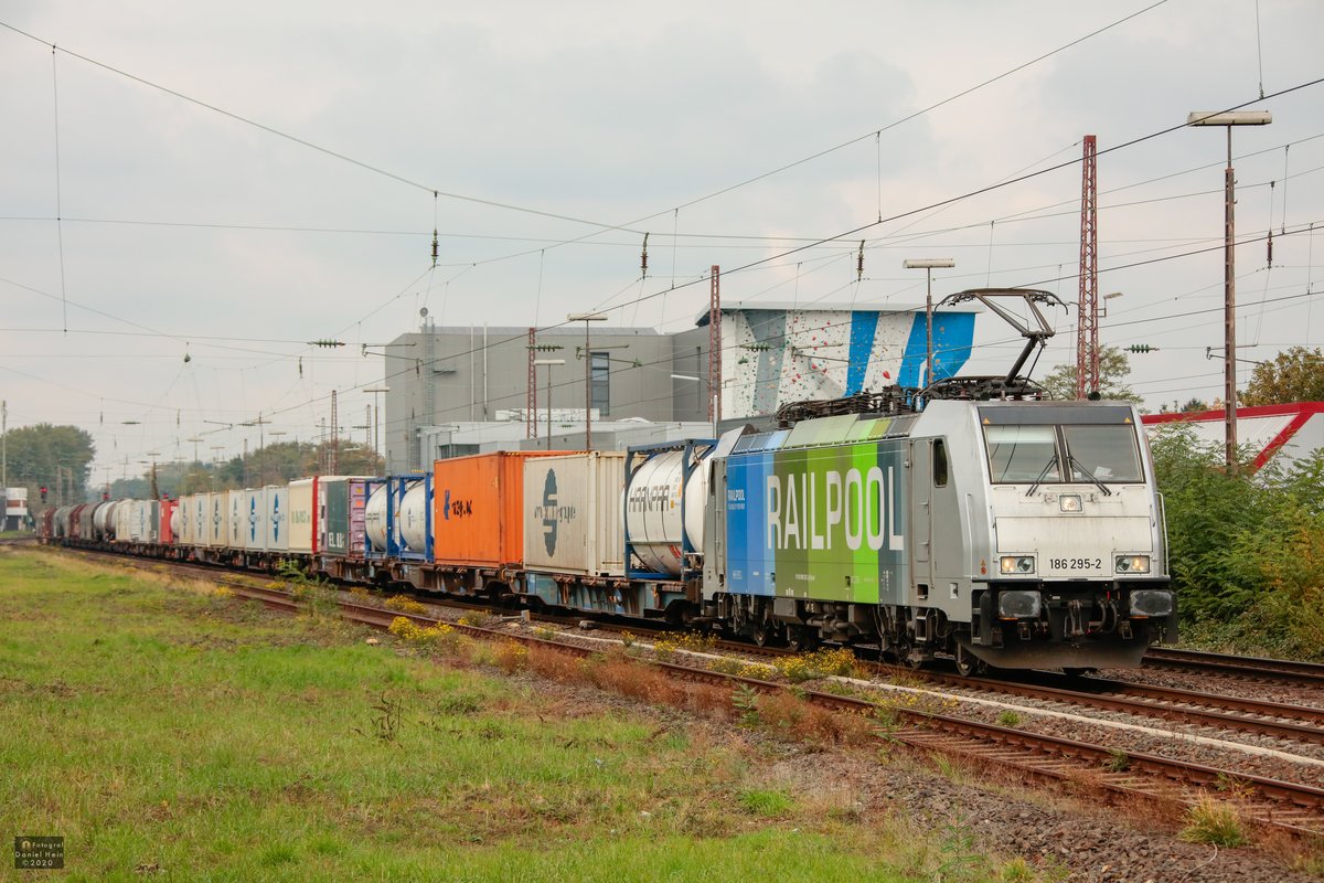 186 295-2  Railpool  Werbelok in Hilden, Oktober 2020.