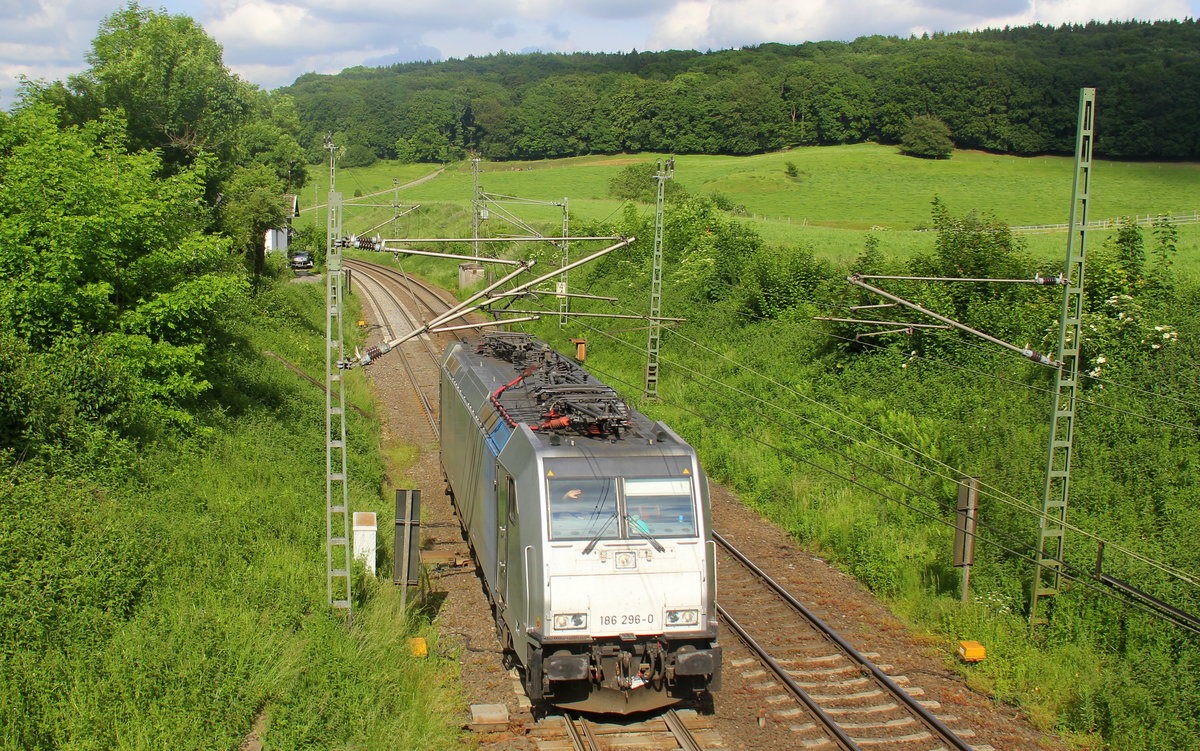186 296-0 von Lineas/Railpool kommt die Gemmenicher-Rampe hochgefahren und fährt als Lokzug aus Aachen-West nach Belgien und fährt gleich in den Gemmenicher-Tunnel hinein. 
Aufgenommen in Reinartzkehl an der Montzenroute. 
Bei Sommerwetter am Nachmittag vom 6.6.2019.